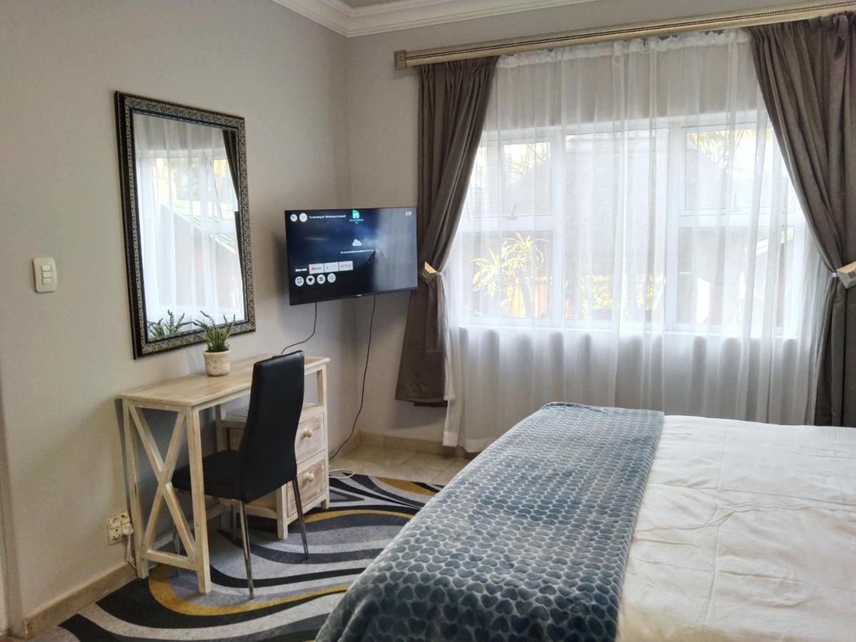 Menlyn Mews Guesthouse Pretoria-Noord Dış mekan fotoğraf