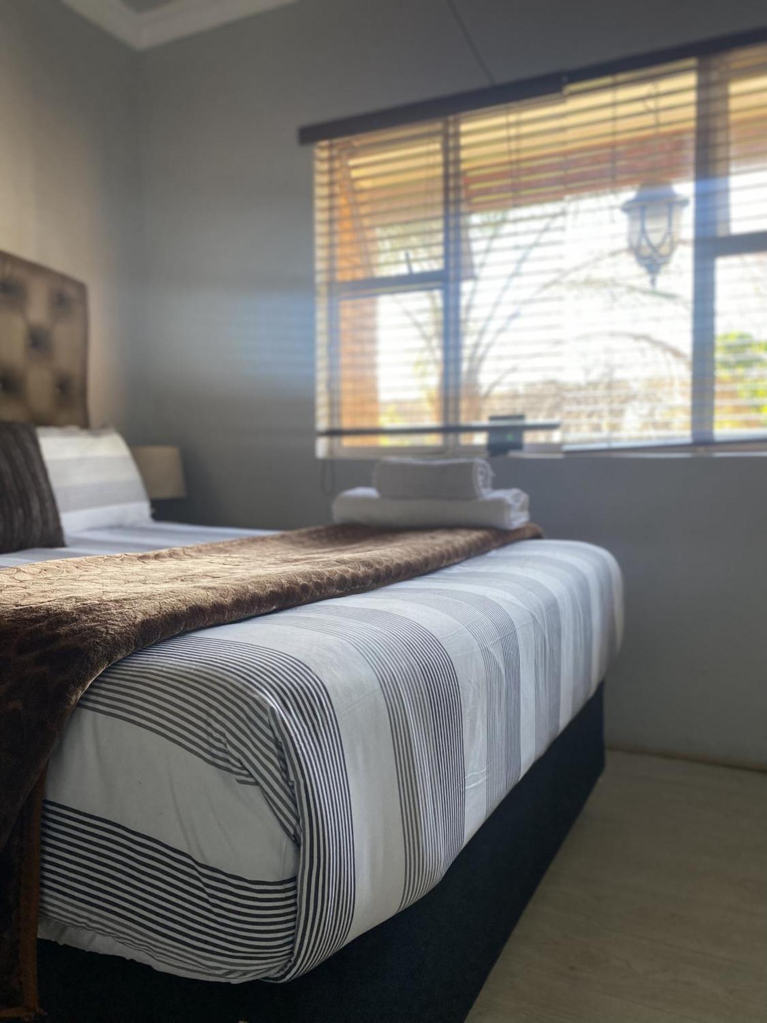 Menlyn Mews Guesthouse Pretoria-Noord Dış mekan fotoğraf